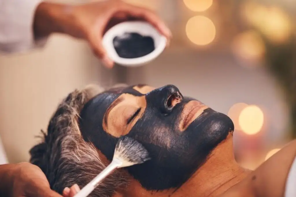 Detox facial treatment in Silom Bangkok spa – charcoal deep cleansing mask with massage