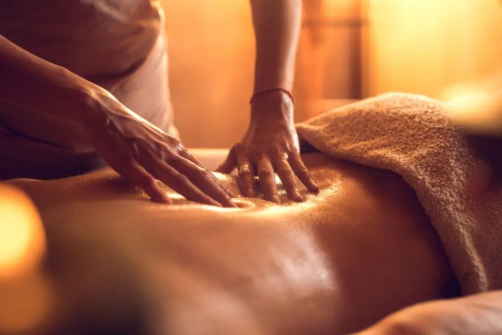 Aroma oil massage in Silom Bangkok spa – calming body massage with head spa and relaxation
