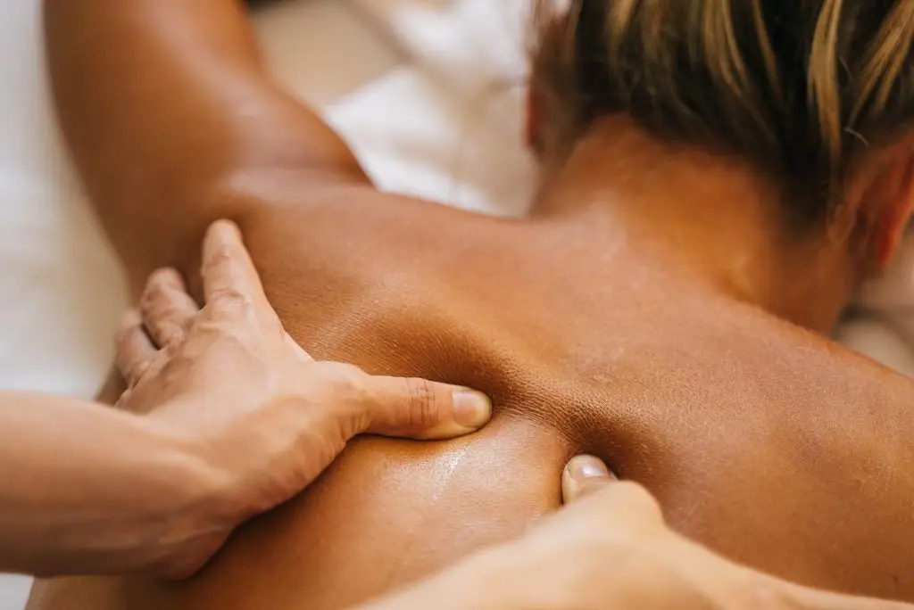 Office syndrome massage in Bangkok – head spa and shoulder therapy for stress relief