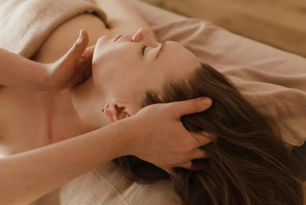 Office syndrome massage in Bangkok spa – neck and shoulder therapy for posture and tension relief